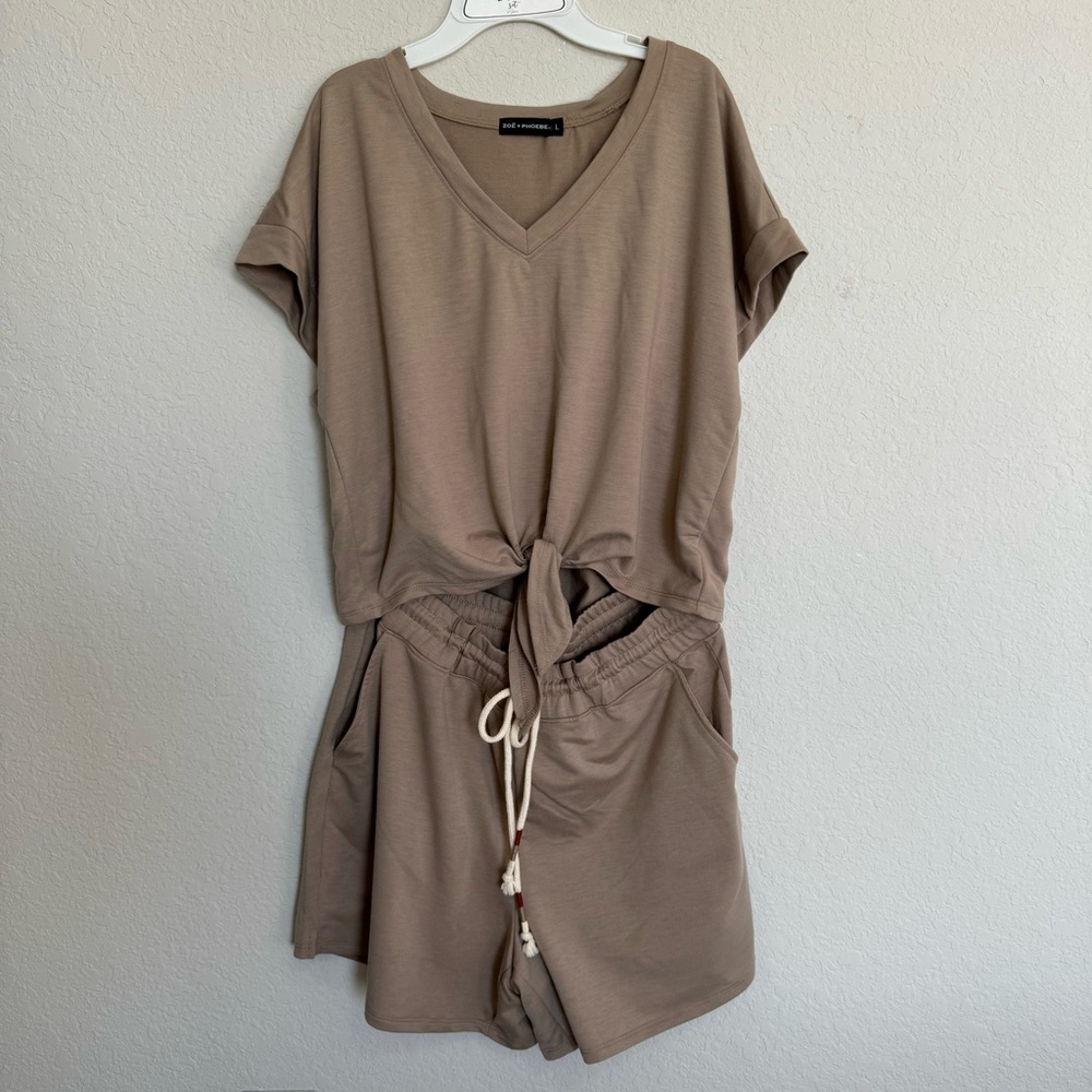 Zoë + Phoebe light brown two piece set T shirt and shorts Sz L